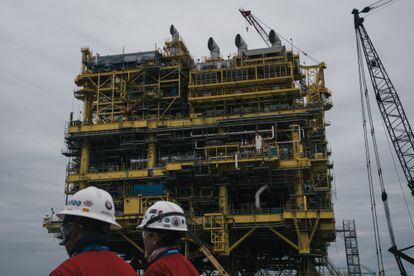 Plataforma petrolera Abkatun-A2 de Petróleos Mexicanos, terminada en las instalaciones de fabricación de Mcdermott International Inc. en Altamira, estado de Tamaulipas.