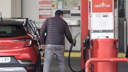 Un hombre reposta su vehículo en una gasolinera Cepsa situada en Madrid, en marzo.