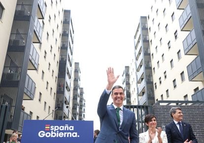 El presidente del Gobierno, Pedro Sánchez, visita una promoción de vivienda protegida en Dos Hermanas, en Sevilla, este lunes.