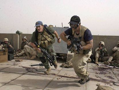 Agentes armados de la firma de seguridad Blackwater Worldwide participan en un tiroteo en la ciudad iraqu&iacute; de Nayaf en 2004.