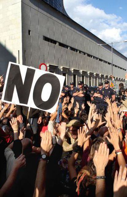 Concentración de indignados junto al Congreso para protestar contra la reforma de los convenios.