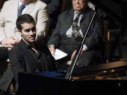 El pianista sevillano Juan P&eacute;rez Florist&aacute;n, al piano tras ser nombrado ganador del XVIII Concurso Internacional de Piano de Santander Paloma O&acute;Shea