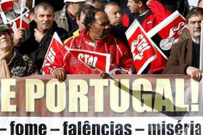 Un grupo de portugueses participa en una manifestación en contra de los ajustes económicos en Lisboa (Portugal). EFE/Archivo