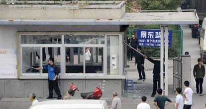 Trabajadores rompen cristales en la entrada de la empresa Foxconn en Taiyuan (China)