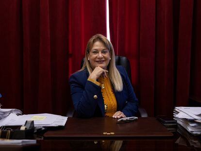 Ángela Vivanco, ministra de la Corte Suprema de Chile en su oficina en el Palacio de Tribunales de Justicia en Santiago.