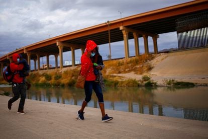 Migrantes haitianos cruzan el Río Bravo, en Ciudad Juárez, México a finales de diciembre.