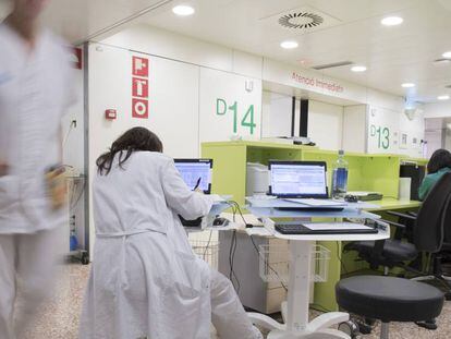 Urgencias del Hospital Universitario de Bellvitge, en L'Hospitalet de Llobregat. En vídeo, declaraciones de Marta León, secretaria general del Colegio de Médicos de Las Palmas de Gran Canaria.
