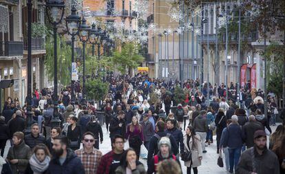 Desenes de persones passegen pel Portal de l'Àngel, a Barcelona, el gener passat.