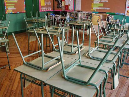 Un aula desierta en el colegio público Rufino Blanco en Madrid, donde los colegios permanecerán cerrados desde hoy al 26 de marzo.