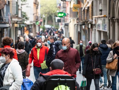 Vecinos de Olot paseando por el eje comercial del centro histórico de la capital de la Garrotxa, este abril.