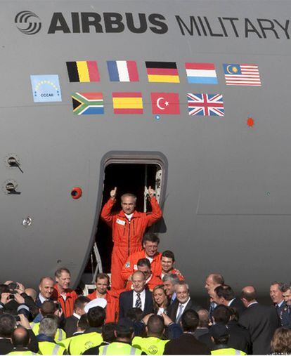 El Rey y la ministra de Defensa, Carme Chacón, junto a la tripulación del A400M