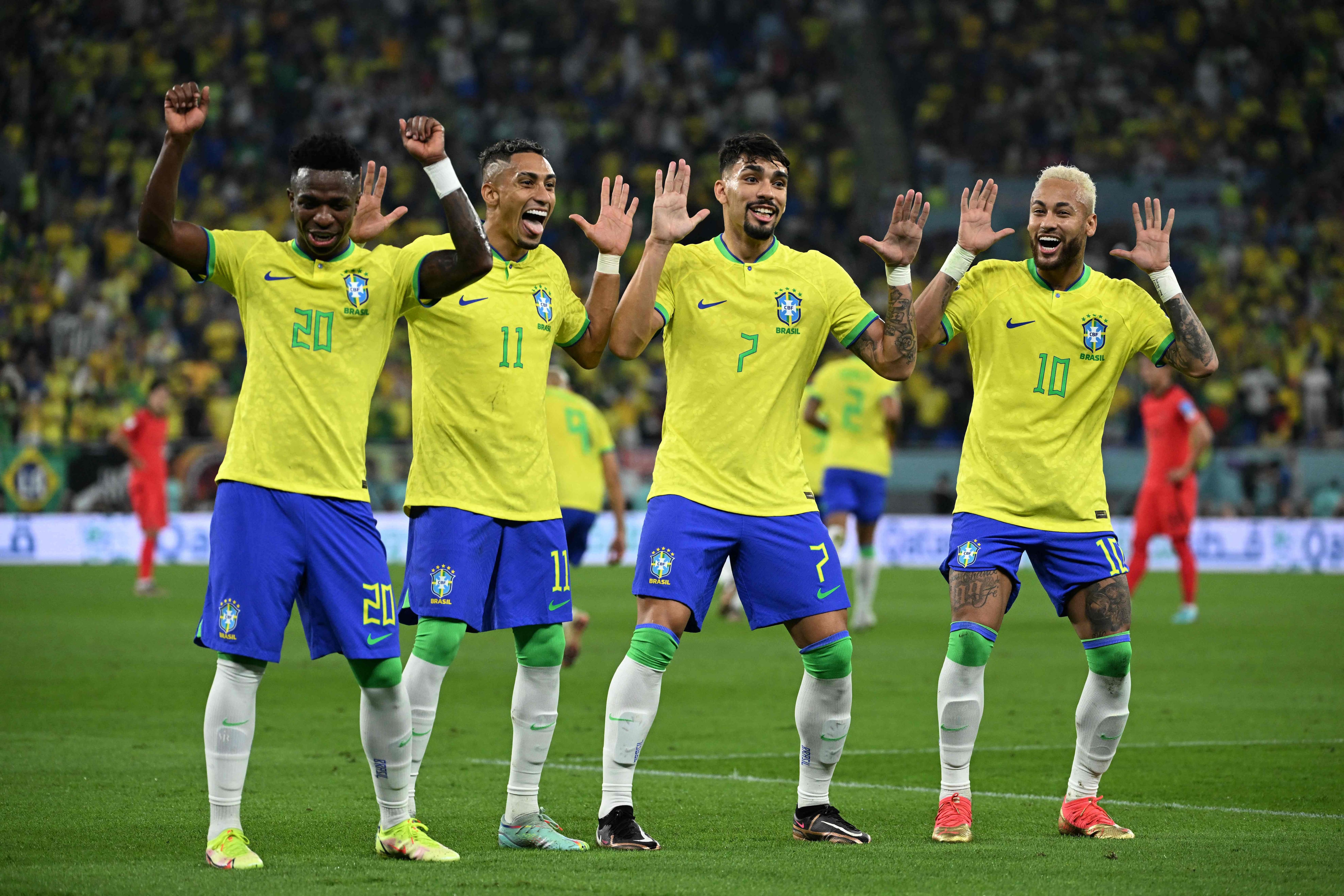 Los jugadores de Brasil celebran el gol de Vinicius.
