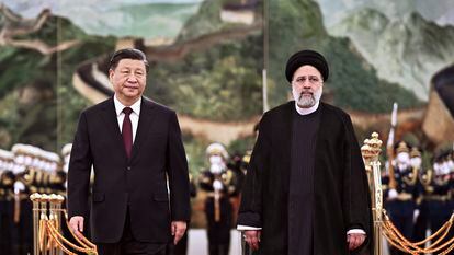 El presidente chino, Xi Jinping (izquierda), y su homólogo iraní, Ebrahim Raisí, este jueves 16 de febrero de 2023, en Pekín.