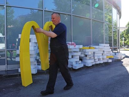 Un trabajador retira un letrero de McDonald's de un restaurante de la compañía en San Pertersburgo.