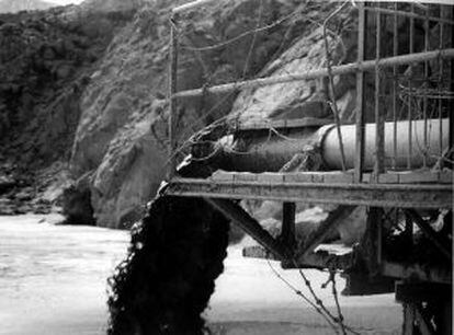 "El chorro” de vertidos que entre 1957 y 1990 aterró la bahía.