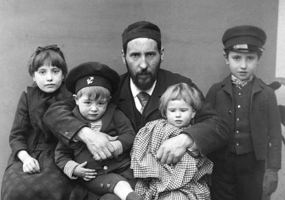 Santiago Ram&oacute;n y Cajal, con sus hijos Fe, Jorge, Paula y Santiago, en Barcelona, en 1889.