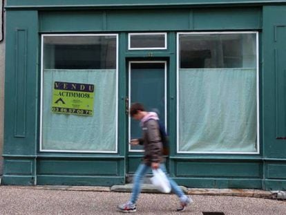 Un comercio cerrado en Nevers, esta semana. En el vídeo, la cámara subjetiva de un agente durante las protestas del sábado de los 'chalecos amarillos'.