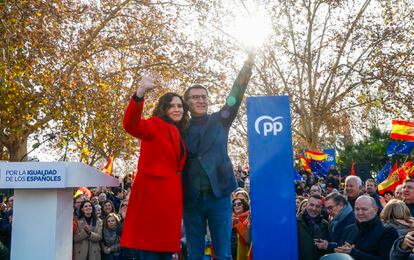 The president of the Autonomous Community of Madrid, Isabel Díaz Ayuso and the president of the PP, Alberto Núñez Feijóo, greet the protesters this Sunday in Madrid. 