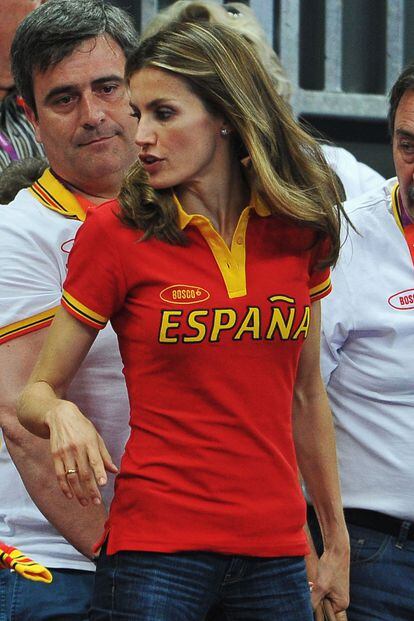 Para animar a los olímpicos españoles Letizia Ortiz se puso el polo oficial como una fan del deporte más.