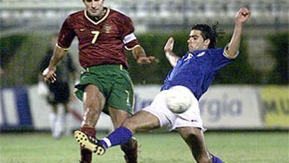 Un defensor entra a Figo durante el partido Chipre-Portugal, en Larnaca.
