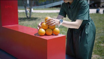 Fotograma de un vídeo en el que la matemática Maryna Viazovska apila naranjas en la Escuela Politécnica Federal de Lausana (Suiza).