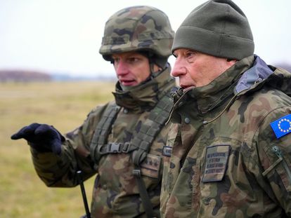 Josep Borrell (a la derecha) conversa con un militar durante una visita a Brzeg (Polonia) el pasado 2 de diciembre.