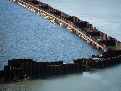 Los diques que limitan la parte contaminada del pantano de Flix