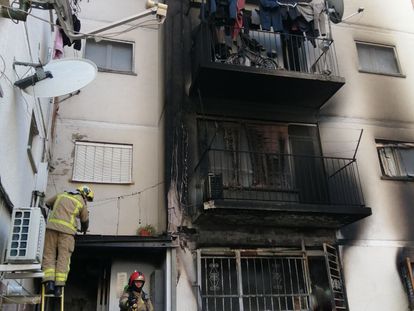Incendio en un edificio de Salt (Girona), este domingo.