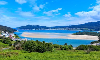 Néboa, isla ficticia que da nombre a la serie de RTVE protagonizada por Emma Suárez e Isabel Naveira, es un 'patchwork' de costa gallega tejido, principalmente, con localizaciones en la comarca de Ortegal, en la provincia de A Coruña. <a href="https://elviajero.elpais.com/elviajero/2016/02/04/actualidad/1454587735_659050.html" rel="nofollow" target="_blank">Cabo Ortegal</a>, Ortigueira, Cariño, Estaca de Bares… son algunos de los escenarios de esta ficción española. O Barqueiro es en concreto el pueblo de Néboa, con su pequeño puerto (en la foto). Todo comienza en la primera noche de carnaval (o entroido), cuando unos 'percebeiros' descubren el cadáver de una adolescente en una 'furna' (una cueva) de un lugar que llaman O Burato do Demo (Hoyo del Diablo), ubicado en el término municipal de A Laracha. Asesinatos sin resolver, leyendas, y el temor al urco, un enorme perro negro con cuernos y orejas largas que sale del mar, arrastrando cadenas, en las noches de niebla, ensombreciéndolo todo.