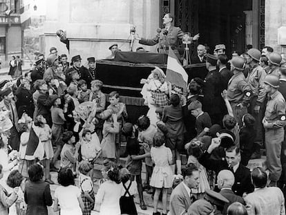 El general De Gaulle, presidente del Comité Francés de Liberación Nacional, da un discurso desde Chartres el 23 de agosto de 1944.