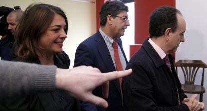 Los exconsejeros Elena Cort&eacute;s, Diego Valderas y Rafael Rodr&iacute;guez, en la sede de IU.