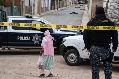 Diez cuerpos humanos envueltos en cobijas y cintas, fueron regados por la calle principal de la comunidad de Pardillo III en Zacatecas.