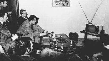 Miljan Miljanic en el salón de su casa, junto a varios periodistas.
