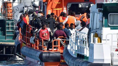 Salvamento Marítimo traslada al puerto de Almeria a un grupo de inmigrantes rescatados, el pasado abril.