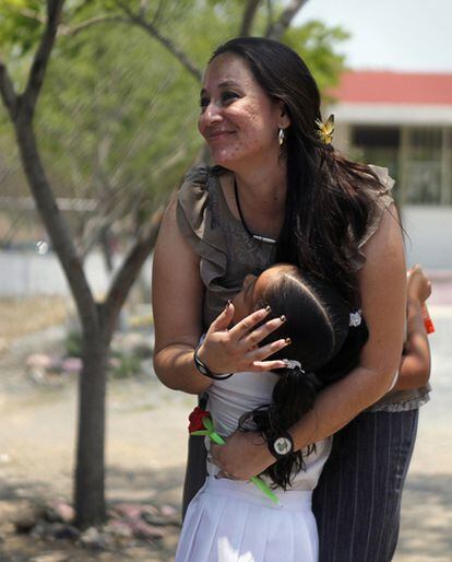 La maestra mexicana Martha Rivera Alanis recibe un cariñoso abrazo de una de sus alumnas
