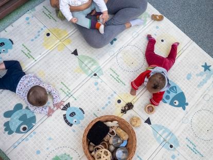 Unos bebés en una escuela infantil municipal de Barcelona.