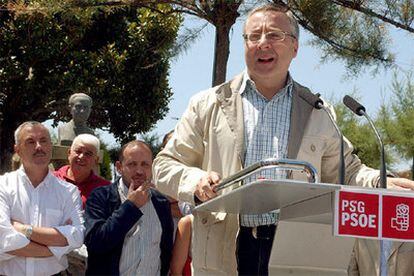 El secretario de Organización del PSOE, José blanco, durante su discurso ante el busto de Castelao, en la localidad coruñesa de Rianxo.