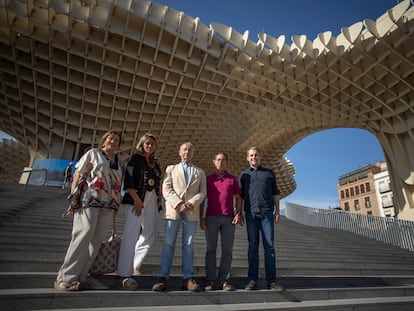 De izquierda a derecha, Pepa García, de Red Sevilla por el Clima, Ana García, profesora de la Facultad de Turismo y Finanzas de la Universidad de Sevilla; Carlos Gómez, fundador de la plataforma ciudadana Iniciativa Sevilla Abierta; Fernando de Armas, presidente de la Plataforma Cívica Amate-Tres Barrios, y José Ortiz, miembro del estudio de arquitectura Cruz y Ortiz, en las Setas de Sevilla.