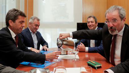 De izquierda a derecha: el candidato del PP a la presidencia de la Generalitat Valenciana, Carlos Mazón; el director de su campaña electoral, Miguel Barrachina; el candidato de Vox, Carlos Flores y el extorero Vicente Barrera.