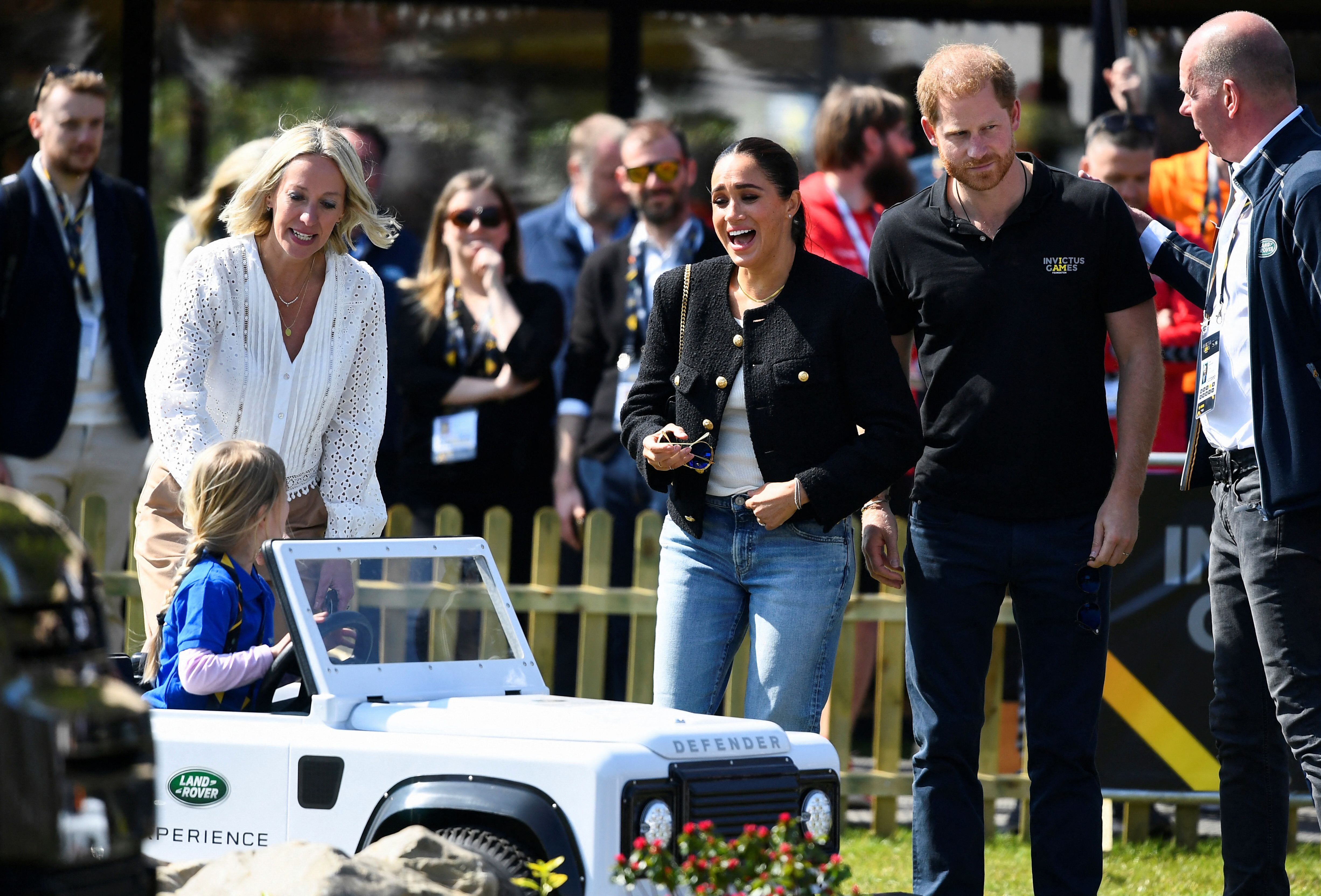 Los duques de Sussex han acompañado a varios niños a bordo de la versión en miniatura de un vehículo todoterreno.