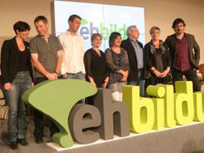 De izquierda a derecha, Amaia Agirresarobe, Rufi Etxeberria, Oskar Matute, Rebeka Ubera, Maribi Ugarteburu, Patxi Zabaleta, Ikerne Badiola y Pelo Urizar, esta ma&ntilde;ana en la presentaci&oacute;n de EHBildu.