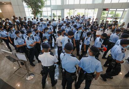Agentes de policía en el vestíbulo de la sede del Apple Daily en Hong Kong, este jueves.