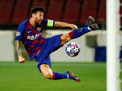 Lionel Messi controla el balón ante el Nápoles.