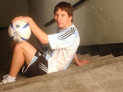 Messi posa en Buenos Aires con la camiseta de la selección en 2005.