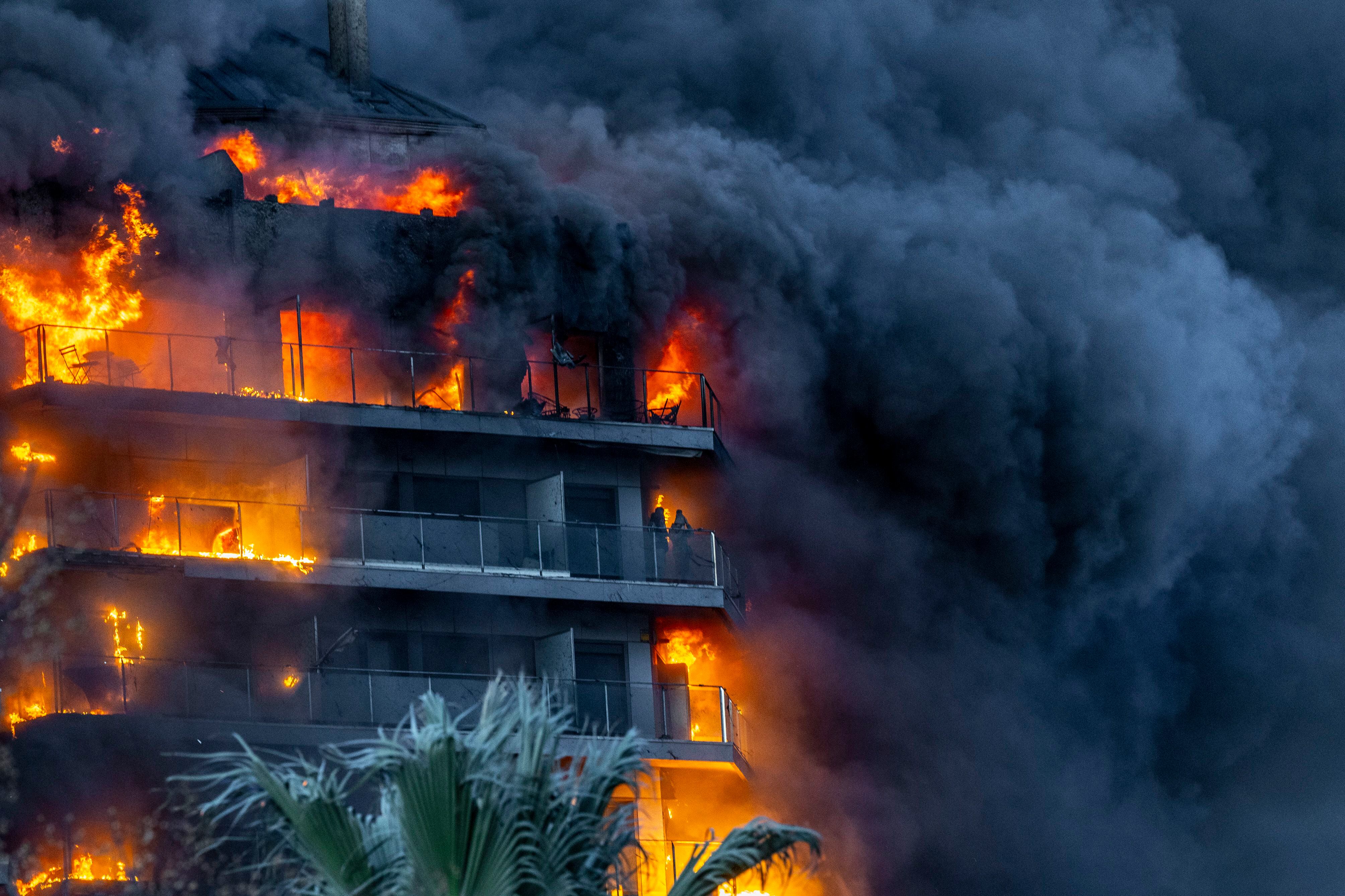 Vista del incendio declarado en un edificio de viviendas de Valencia.