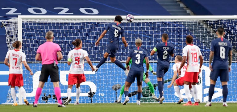 Marquinhos marca el primer gol del partido entre el PSG y el Leipzig.