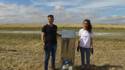 Hadad, ingeniero químico, y Mariela Seehaus, investigadora del INTA.