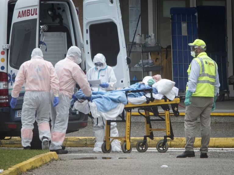 El personal sanitario traslada a uno de los ancianos de la residencia Alcalá del Valle a la residencia Tiempo Libre, de La Línea de la Concepción (Cádiz) el pasado mes de marzo.