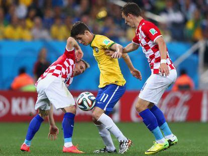 Oscar, controlando la pelota entre los croatas Modric y Perisic.