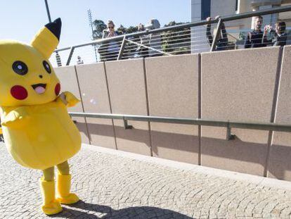 Una persona disfrazada de Pikachu, el popular personaje de la serie Pokemon. 